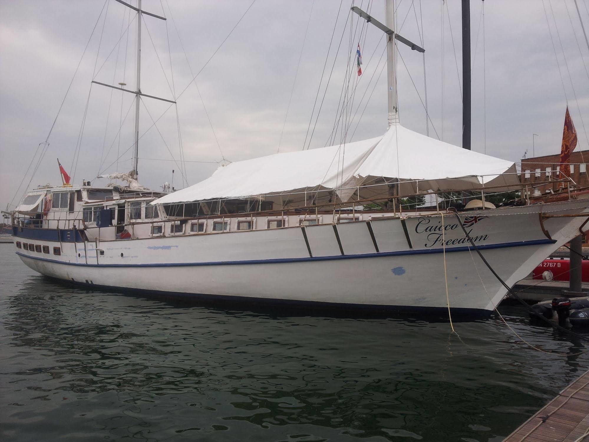 Venezia Boat & Breakfast Caicco Freedom Hotel Bagian luar foto